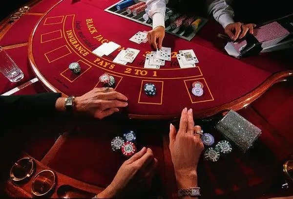 Studio live dealer pastimainaman dengan multi-camera dan dealer profesional